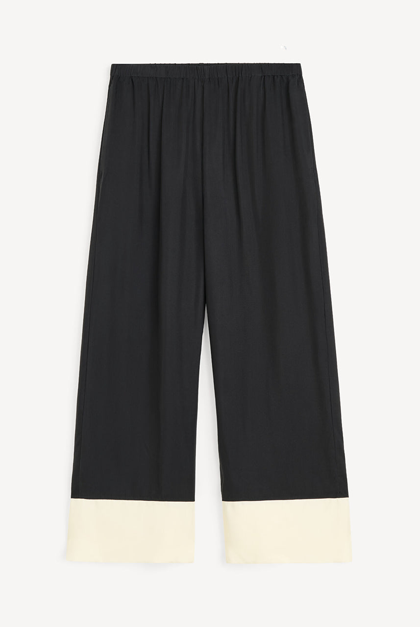 Eleganckie, zwiewne spodnie Mirabello Black White By Malene Birger z elastyczną talią z wysoką gumką w pasie i szerokimi nogawkami. Posiadają kieszenie boczne i kontrastowe wykończenia nogawek. Spodnie mają luźny krój. Wykonane z mieszanki cupro.
-Luźny, zwiewny fason
-Elastyczna talia
-Zamów spodnie w swoim standardowym rozmiarze