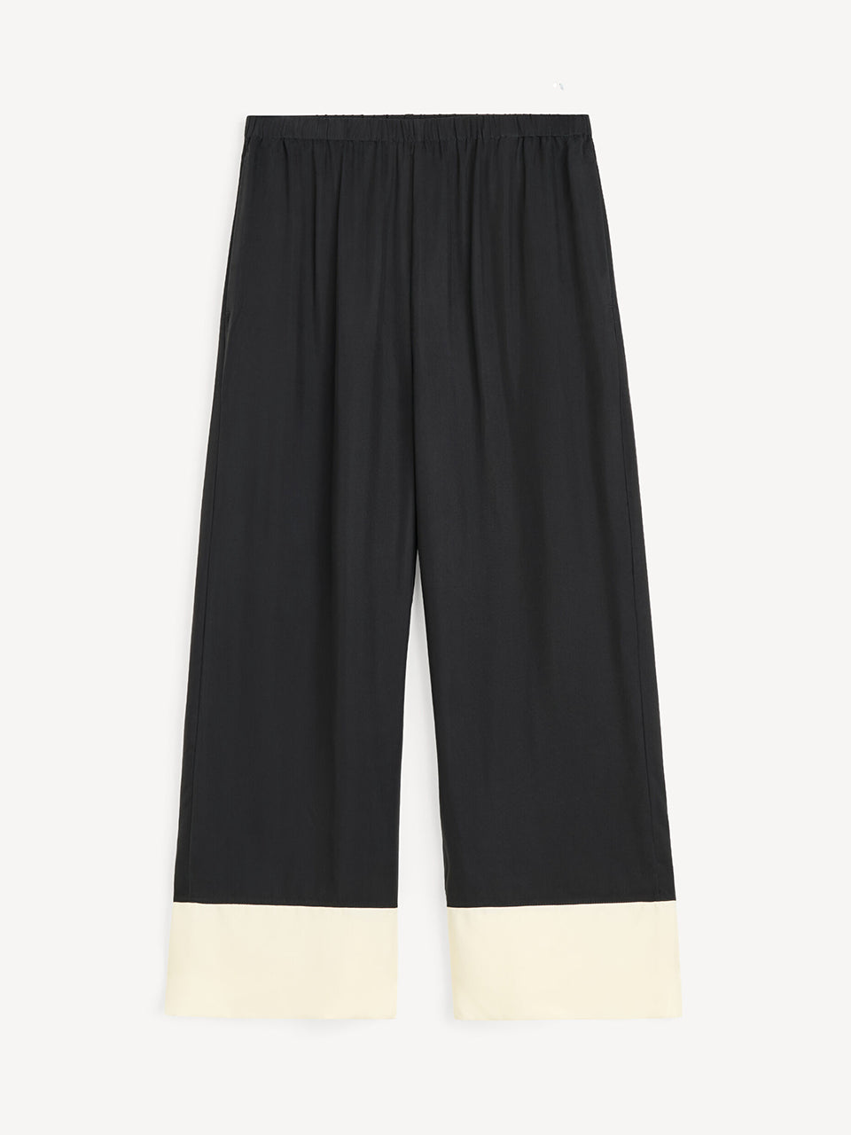 Eleganckie, zwiewne spodnie Mirabello Black White By Malene Birger z elastyczną talią z wysoką gumką w pasie i szerokimi nogawkami. Posiadają kieszenie boczne i kontrastowe wykończenia nogawek. Spodnie mają luźny krój. Wykonane z mieszanki cupro.
-Luźny, zwiewny fason
-Elastyczna talia
-Zamów spodnie w swoim standardowym rozmiarze
