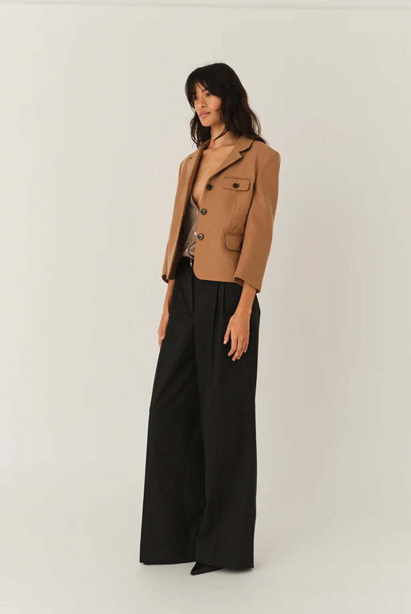 Krótka, dopasowana kurtka Mitch Fitted Camel z kołnierzykiem, rękawami z ozdobnymi guzikami przy mankietach, dwoma przednimi kieszeniami i kieszonką na piersi. Zapinana guziki. Wykonana z dzianiny z wełny z recyklingu. Dopasowany fason nadaje kurtce kobiecy charakter z eleganckim akcentem. 