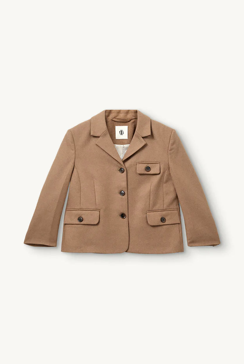 Krótka, dopasowana kurtka Mitch Fitted Camel z kołnierzykiem, rękawami z ozdobnymi guzikami przy mankietach, dwoma przednimi kieszeniami i kieszonką na piersi. Zapinana guziki. Wykonana z dzianiny z wełny z recyklingu. Dopasowany fason nadaje kurtce kobiecy charakter z eleganckim akcentem. 