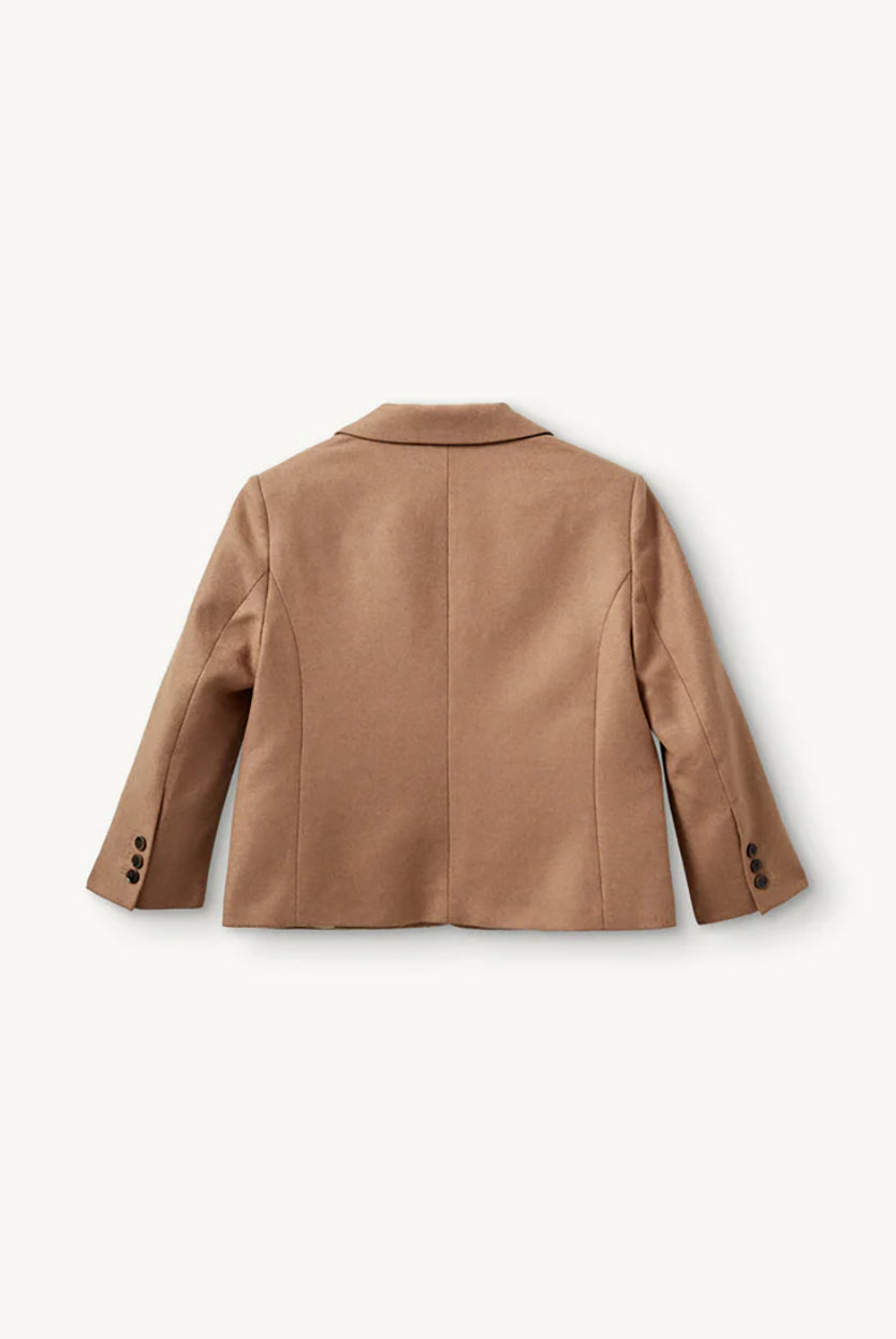 Krótka, dopasowana kurtka Mitch Fitted Camel z kołnierzykiem, rękawami z ozdobnymi guzikami przy mankietach, dwoma przednimi kieszeniami i kieszonką na piersi. Zapinana guziki. Wykonana z dzianiny z wełny z recyklingu. Dopasowany fason nadaje kurtce kobiecy charakter z eleganckim akcentem. 