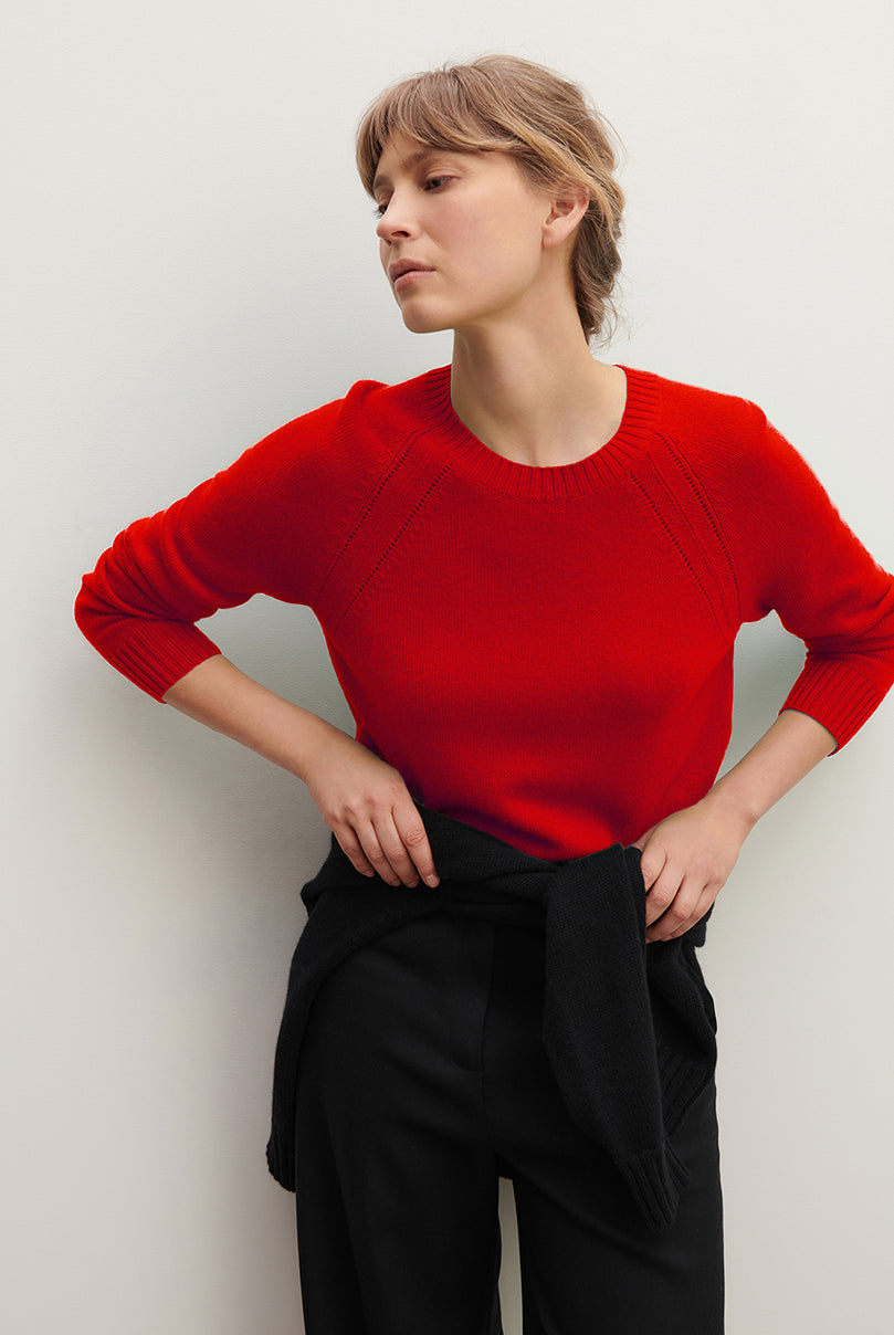 Luźny prosty sweter MO2857 Rouge w czerwonym kolorze z okrągłym dekoltem, raglanowym, długimi rękawami i zdobionym splocie przy ramionach. Sweter ma klasyczną długość. Wykonany w 100% z kaszmiru. 