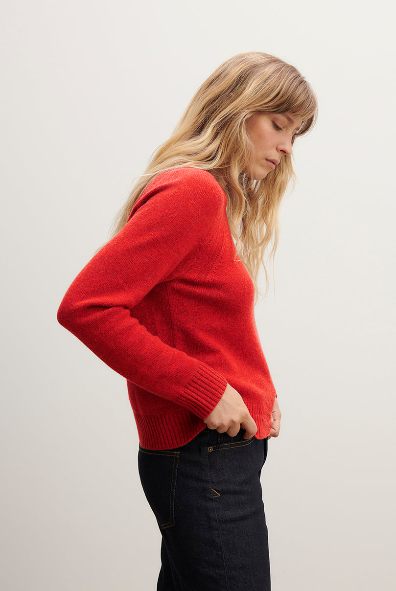 Luźny prosty sweter MO2857 Rouge w czerwonym kolorze z okrągłym dekoltem, raglanowym, długimi rękawami i zdobionym splocie przy ramionach. Sweter ma klasyczną długość. Wykonany w 100% z kaszmiru. 