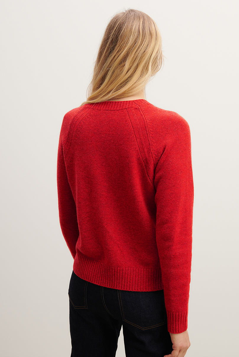 Luźny prosty sweter MO2857 Rouge w czerwonym kolorze z okrągłym dekoltem, raglanowym, długimi rękawami i zdobionym splocie przy ramionach. Sweter ma klasyczną długość. Wykonany w 100% z kaszmiru. 