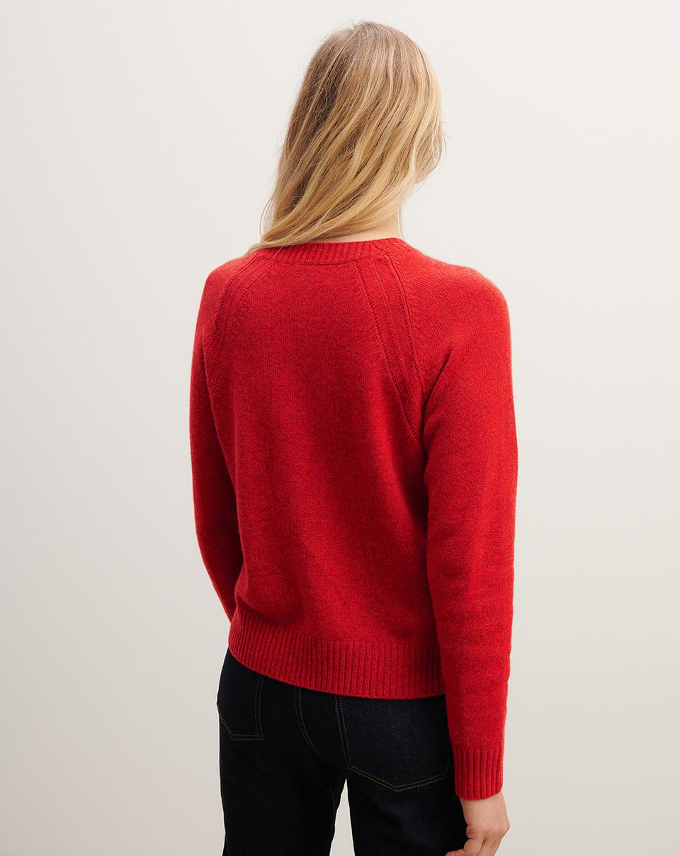 Luźny prosty sweter MO2857 Rouge w czerwonym kolorze z okrągłym dekoltem, raglanowym, długimi rękawami i zdobionym splocie przy ramionach. Sweter ma klasyczną długość. Wykonany w 100% z kaszmiru. 