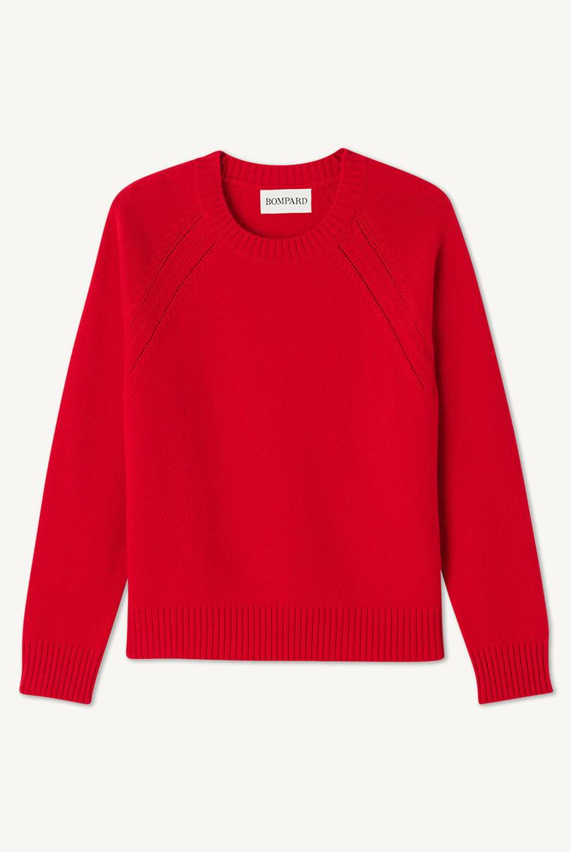 Luźny prosty sweter MO2857 Rouge w czerwonym kolorze z okrągłym dekoltem, raglanowym, długimi rękawami i zdobionym splocie przy ramionach. Sweter ma klasyczną długość. Wykonany w 100% z kaszmiru. 