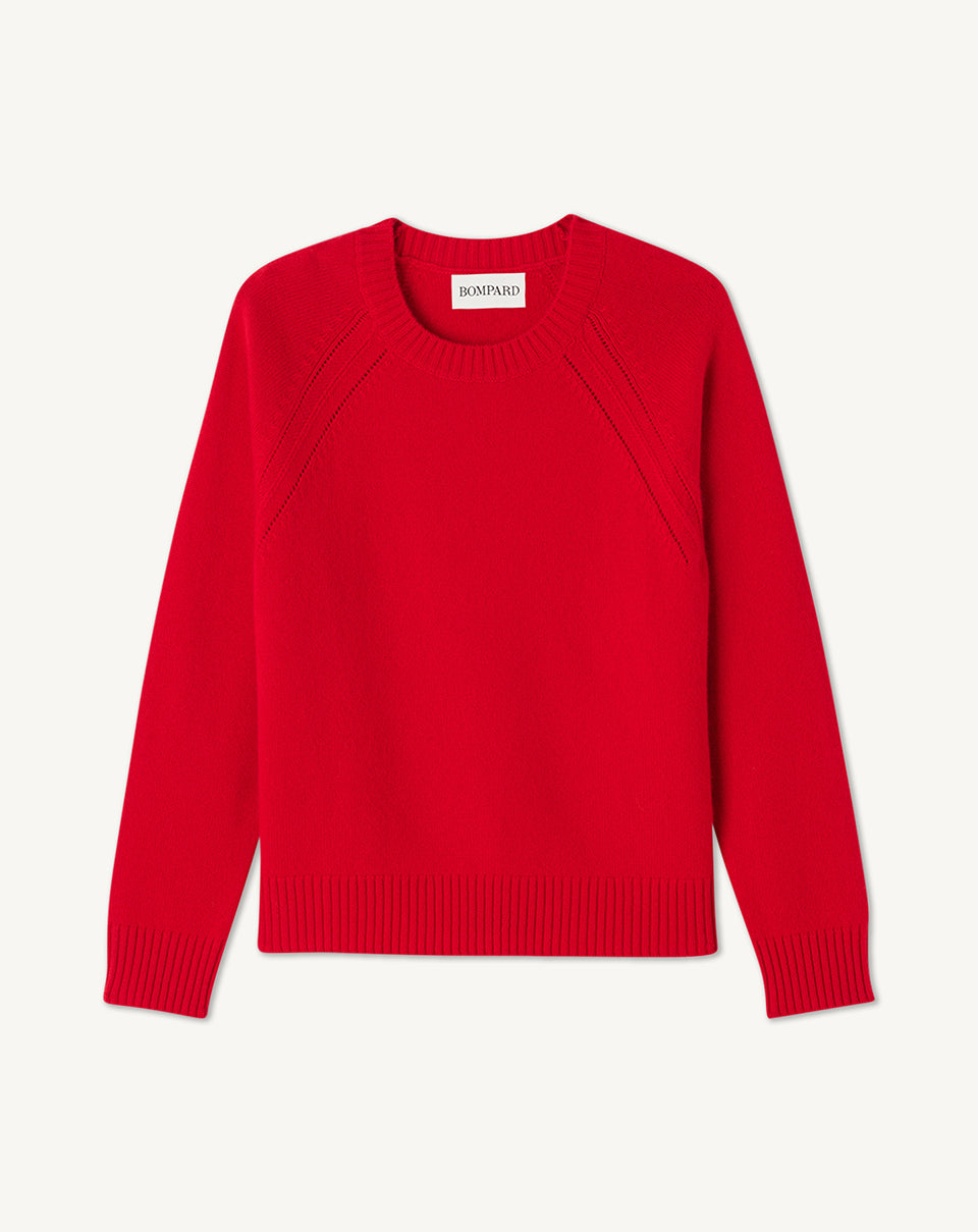 Luźny prosty sweter MO2857 Rouge w czerwonym kolorze z okrągłym dekoltem, raglanowym, długimi rękawami i zdobionym splocie przy ramionach. Sweter ma klasyczną długość. Wykonany w 100% z kaszmiru. 