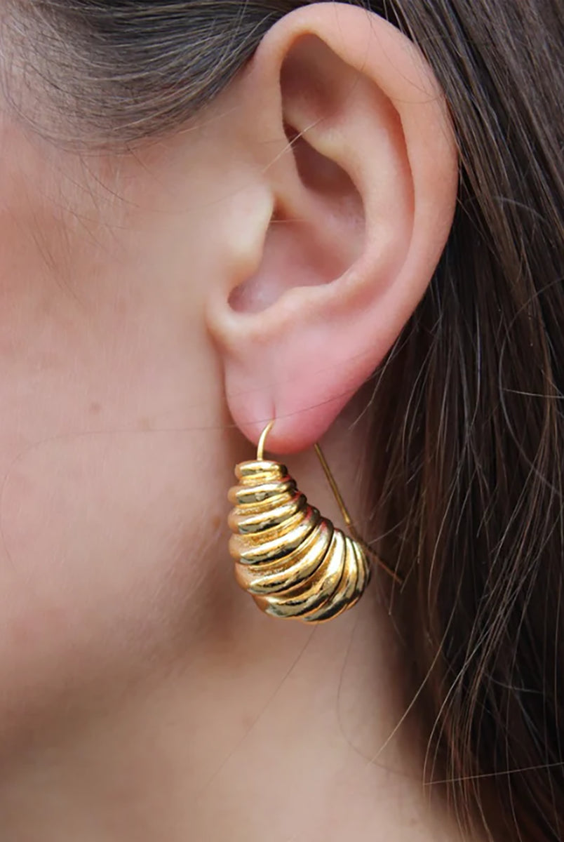Eleganckie, duże kolczyki Monica Gold Pico Copenhagen inspirowane latami osiemdziesiątymi.
Bez niklu.
Kolczyki nie podlegają zwrotom ani wymianom ze względów higienicznych 