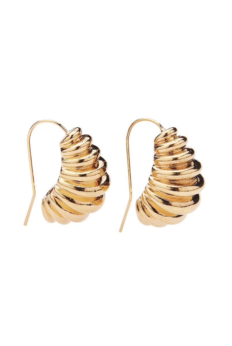 Eleganckie, duże kolczyki Monica Gold Pico Copenhagen inspirowane latami osiemdziesiątymi.
Bez niklu.
Kolczyki nie podlegają zwrotom ani wymianom ze względów higienicznych 
