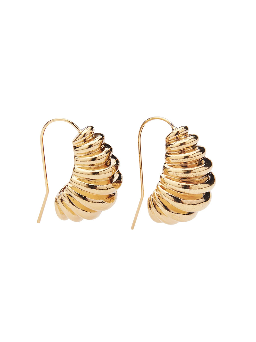 Eleganckie, duże kolczyki Monica Gold Pico Copenhagen inspirowane latami osiemdziesiątymi.
Bez niklu.
Kolczyki nie podlegają zwrotom ani wymianom ze względów higienicznych 