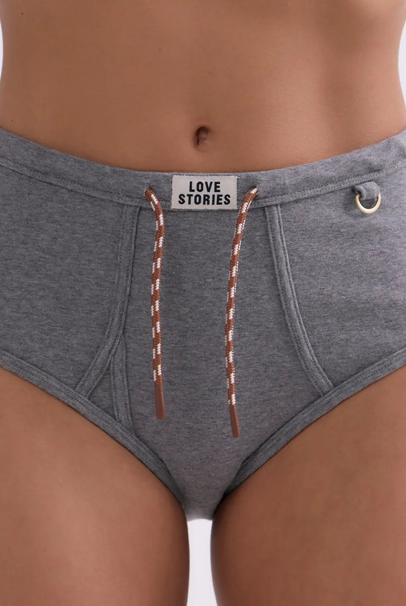 Sportowe majtki Moonflower Grey Love Stories z wysokim stanem uszyte z gładkiej, bawełnianej tkaniny z dodatkiem elastanu. Z przodu na gumie posiadają niewielkie logo marki.
-Zamów majtki w swoim normalnym rozmiarze
Ze względów higienicznych majtki nie podlegają zwrotowi ani wymianie