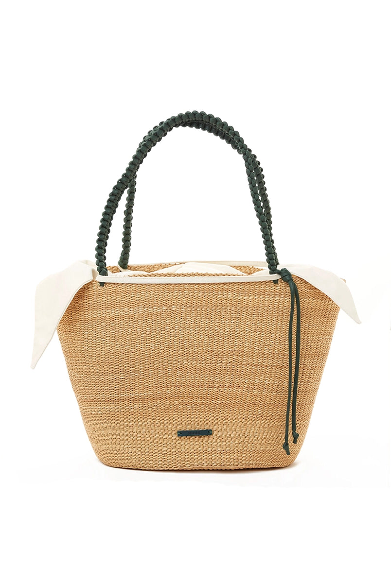 Duży, ręcznie pleciony kosz ELISABETH - NATURAL x DARK GREEN HDL x ECRU COTTON francuskiej marki Muun. Posiada trapezowy kształt, dwie mocne, plecione materiałowe rączki w kolorze ciemnozielonym do wygodnego trzymania w dłoni i zawieszenia na ramieniu. Wewnątrz koszyka znajduje się wiązana, wyciągana bawełniana, kremowa torebka