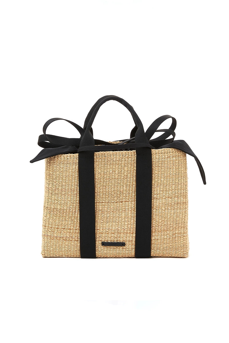 Średniej wielkości, ręcznie pleciony kosz JEROME - NATURAL x BLACK HDL x BLACK COTTON francuskiej marki Muun. Posiada prostokątny kształt, dwie mocne, plecione materiałowe rączki w kolorze ciemnozielonym do wygodnego trzymania w dłoni i zawieszenia na ramieniu. Wewnątrz koszyka znajduje się wiązana, wyciągana bawełniana, czarna torebka