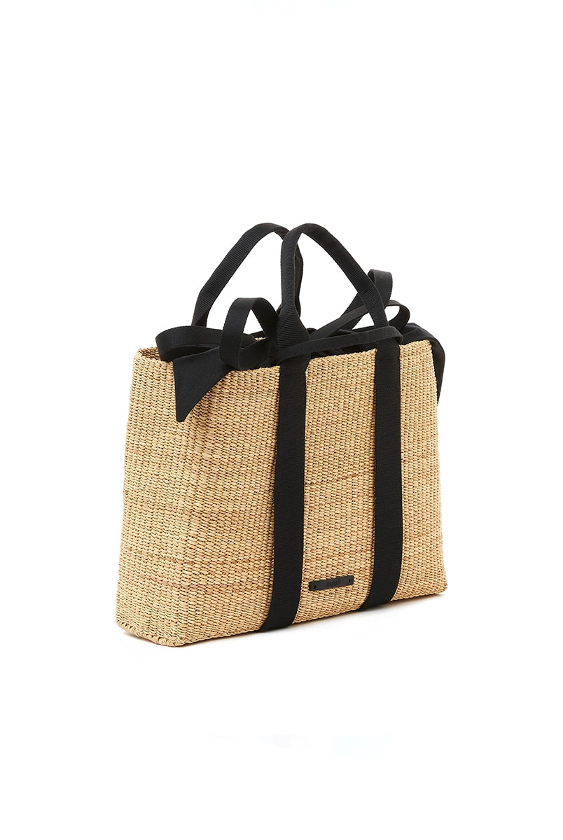 Średniej wielkości, ręcznie pleciony kosz JEROME - NATURAL x BLACK HDL x BLACK COTTON francuskiej marki Muun. Posiada prostokątny kształt, dwie mocne, plecione materiałowe rączki w kolorze ciemnozielonym do wygodnego trzymania w dłoni i zawieszenia na ramieniu. Wewnątrz koszyka znajduje się wiązana, wyciągana bawełniana, czarna torebka