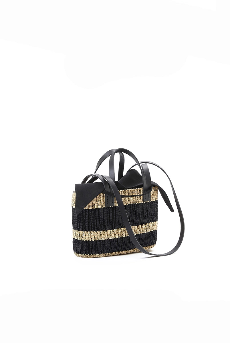 Mała, ręcznie pleciona torebka koszykw grube, czarne pasy MARCUS - NATURAL x BLACK HDL x BLACK COTTON francuskiej marki Muun. Posiada prostokątny kształt, dwie mocne, skórzane rączki do wygodnego trzymania w dłoni i długi pasek do zawieszenia na ramieniu.