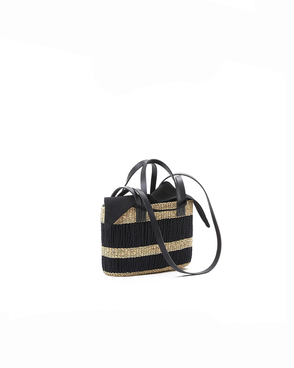 Mała, ręcznie pleciona torebka koszykw grube, czarne pasy MARCUS - NATURAL x BLACK HDL x BLACK COTTON francuskiej marki Muun. Posiada prostokątny kształt, dwie mocne, skórzane rączki do wygodnego trzymania w dłoni i długi pasek do zawieszenia na ramieniu.