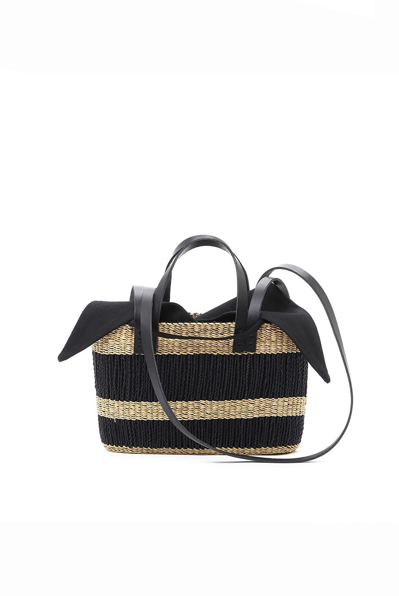 Mała, ręcznie pleciona torebka koszykw grube, czarne pasy MARCUS - NATURAL x BLACK HDL x BLACK COTTON francuskiej marki Muun. Posiada prostokątny kształt, dwie mocne, skórzane rączki do wygodnego trzymania w dłoni i długi pasek do zawieszenia na ramieniu.