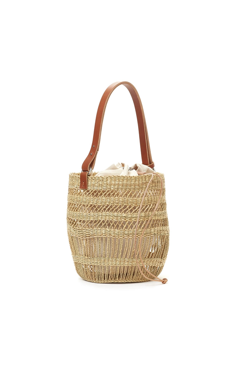 Mała, ręcznie pleciona, ażurowa torebka koszyk z okrągłą podstawą MINETTE - NATURAL x TAN HDL x ECRU COTTON francuskiej marki Muun. Posiada mocną, skórzaną rączkę do wygodnego trzymania w dłoni i zawieszenia na ramieniu. Wewnątrz koszyka znajduje się wyciągana bawełniana torebka ściągana za pomocą rzemyków.