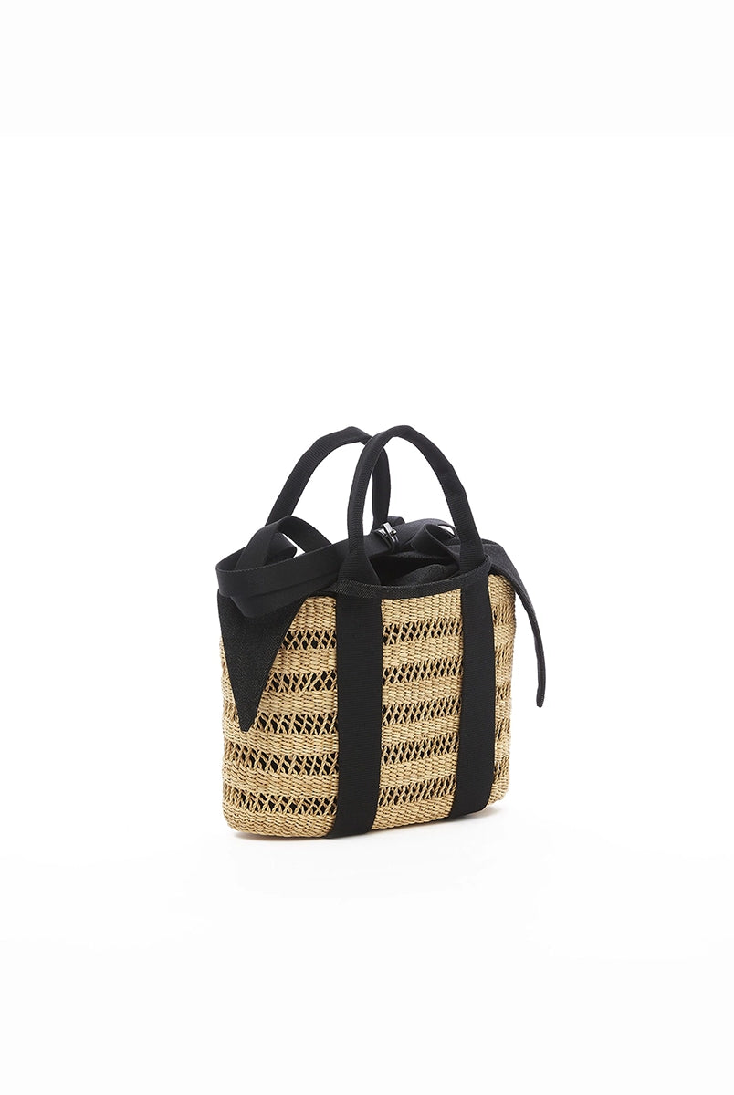 Mała, ręcznie pleciona torebka koszyk w ażurowe paski MYRA - NATURAL x BLACK HDL x BLACK COTTON francuskiej marki Muun. Posiada prostokątny kształt, dwie mocne, materiałowe rączki do wygodnego trzymania w dłoni i długi pasek do zawieszenia na ramieniu. Wewnątrz koszyka znajduje się wiązana, wyciągana bawełniana, czarna torebka