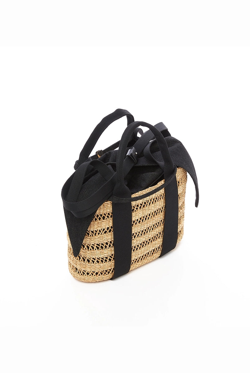 Mała, ręcznie pleciona torebka koszyk w ażurowe paski MYRA - NATURAL x BLACK HDL x BLACK COTTON francuskiej marki Muun. Posiada prostokątny kształt, dwie mocne, materiałowe rączki do wygodnego trzymania w dłoni i długi pasek do zawieszenia na ramieniu. Wewnątrz koszyka znajduje się wiązana, wyciągana bawełniana, czarna torebka