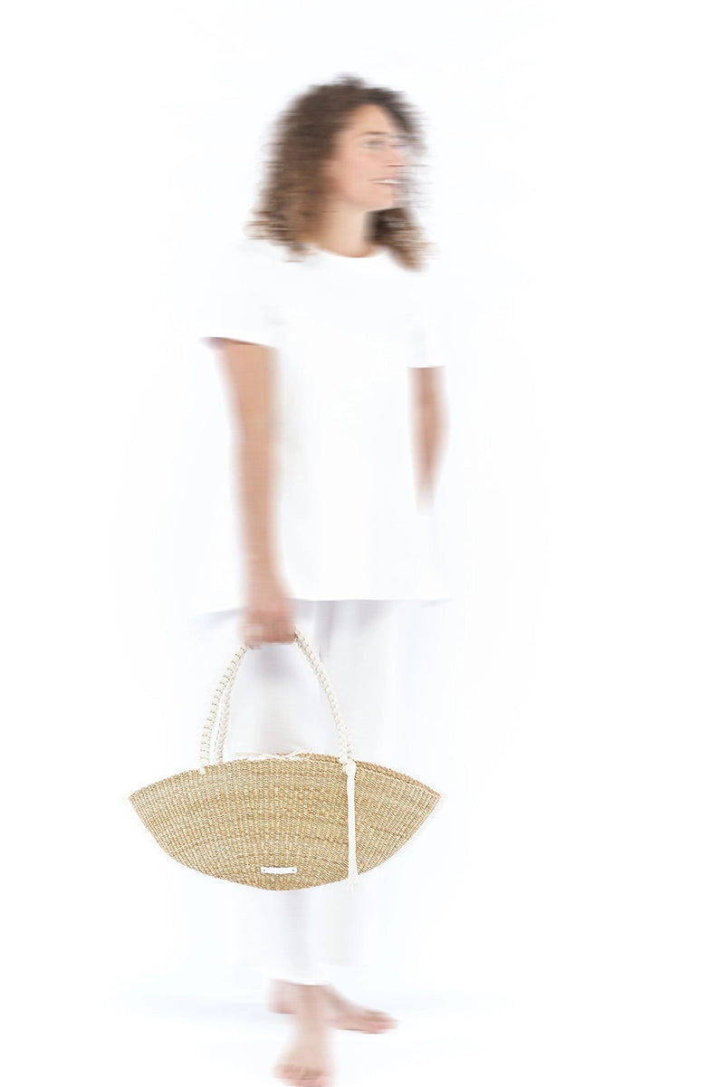 Średniej wielkości, ręcznie pleciona torebka koszyk SHELL - NATURAL x BLACK HDL x BLACK COTTON francuskiej marki Muun. Posiada wachlarzowy kształt, dwie mocne, plecione materiałowe rączki w kolorze czarnym do wygodnego trzymania w dłoni i zawieszenia na ramieniu.