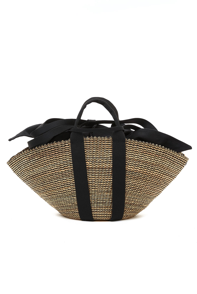 Średniej wielkości, ręcznie pleciony kosz SOPHIE - NATURALxBLACK x BLACK HDL x BLACK COTTON francuskiej marki Muun. Posiada wachlarzowy kształt, dwie mocne, materiałowe rączki do wygodnego trzymania w dłoni oraz długi, cienki pasek do zawieszenia na ramieniu.