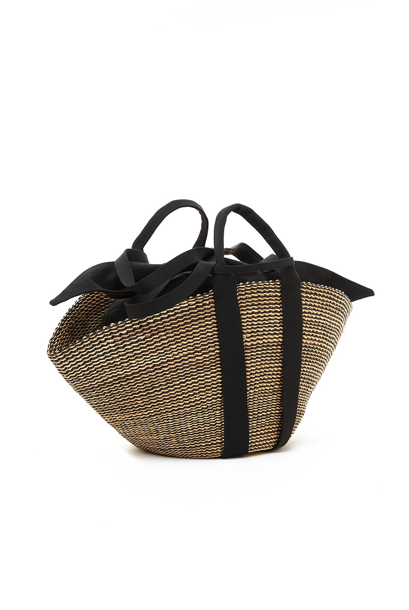 Średniej wielkości, ręcznie pleciony kosz SOPHIE - NATURALxBLACK x BLACK HDL x BLACK COTTON francuskiej marki Muun. Posiada wachlarzowy kształt, dwie mocne, materiałowe rączki do wygodnego trzymania w dłoni oraz długi, cienki pasek do zawieszenia na ramieniu.