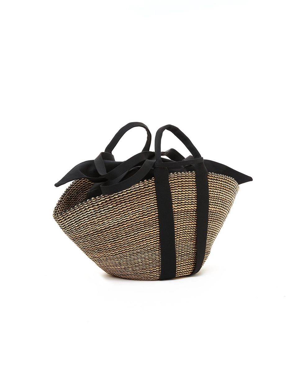 Średniej wielkości, ręcznie pleciony kosz SOPHIE - NATURALxBLACK x BLACK HDL x BLACK COTTON francuskiej marki Muun. Posiada wachlarzowy kształt, dwie mocne, materiałowe rączki do wygodnego trzymania w dłoni oraz długi, cienki pasek do zawieszenia na ramieniu.