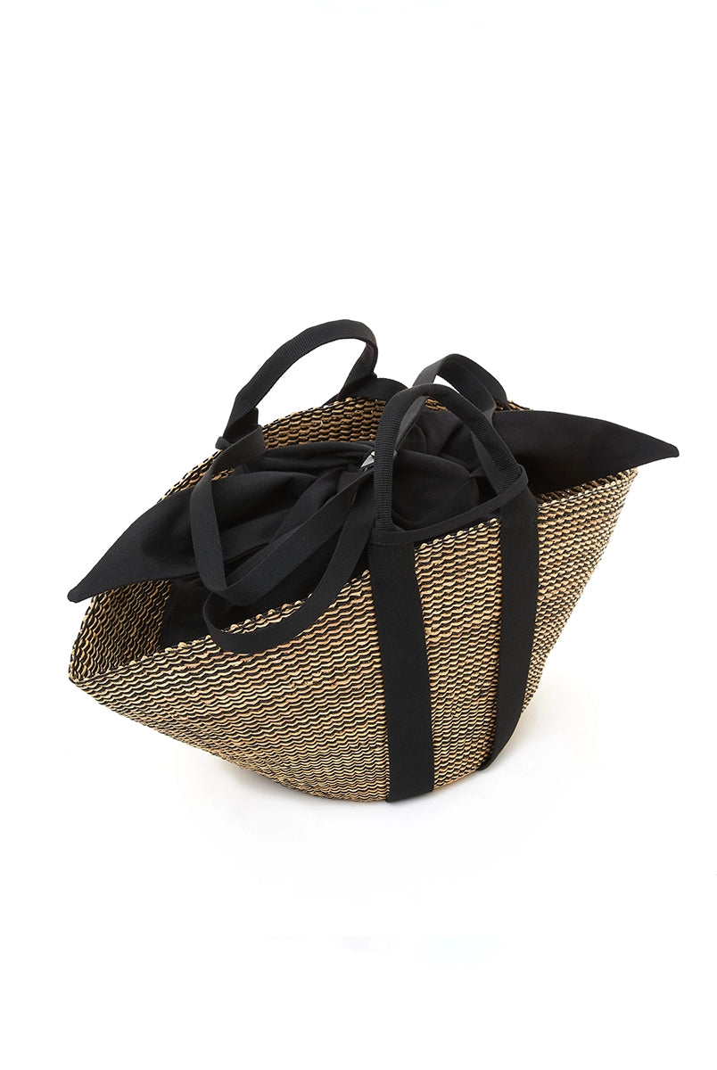 Średniej wielkości, ręcznie pleciony kosz SOPHIE - NATURALxBLACK x BLACK HDL x BLACK COTTON francuskiej marki Muun. Posiada wachlarzowy kształt, dwie mocne, materiałowe rączki do wygodnego trzymania w dłoni oraz długi, cienki pasek do zawieszenia na ramieniu.