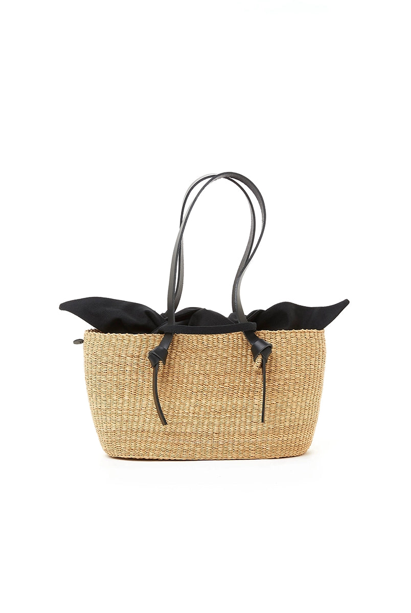 Mała, ręcznie wykonana torebka koszyk ZORRO - NATURAL x BLACK HDL x BLACK COTTON francuskiej marki Muun. Posiada trapezowy kształt, dwie mocne, skórzane rączki do wygodnego trzymania w dłoni i zawieszenia na ramieniu. Wewnątrz koszyka znajduje się wiązana, wyciągana bawełniana, czarna torebka