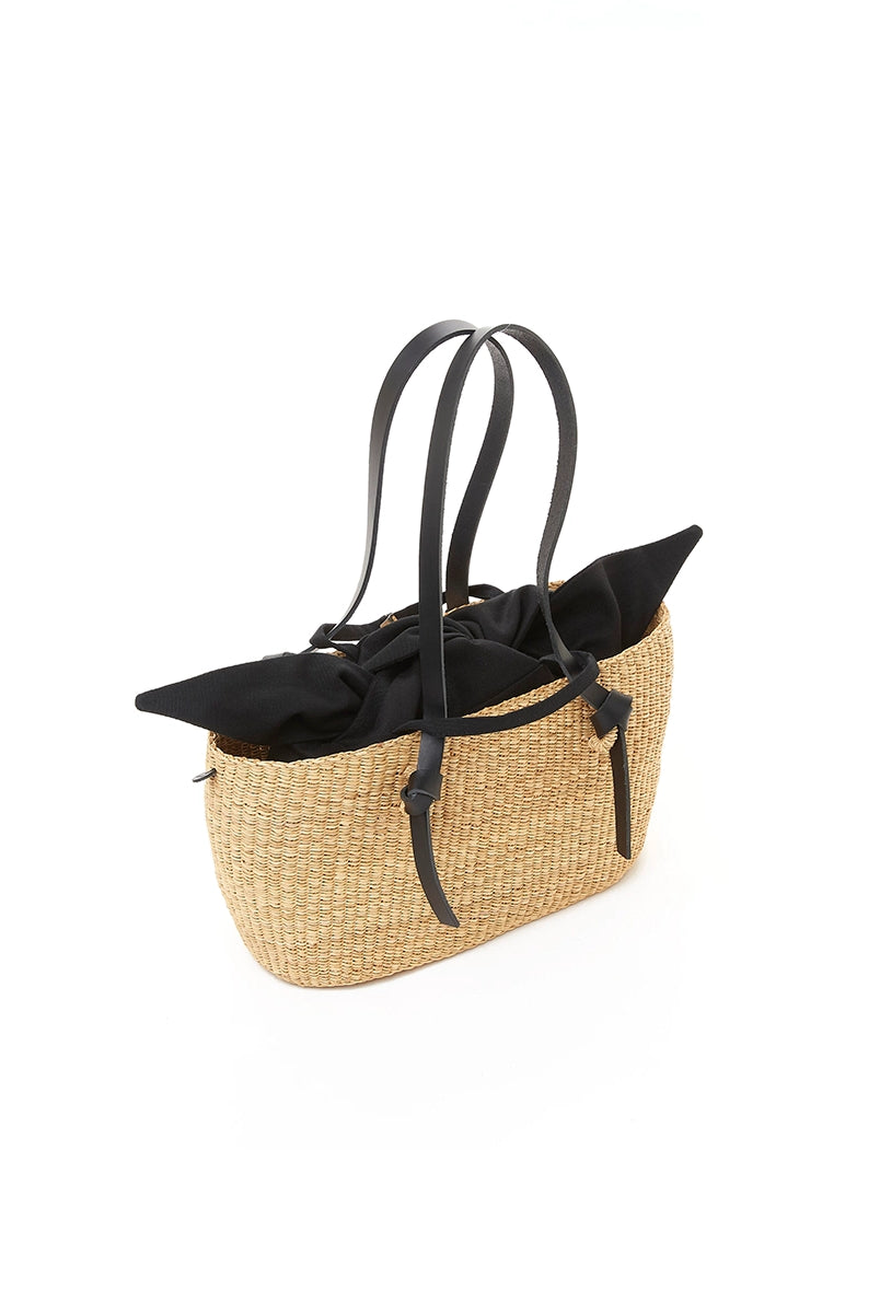 Mała, ręcznie wykonana torebka koszyk ZORRO - NATURAL x BLACK HDL x BLACK COTTON francuskiej marki Muun. Posiada trapezowy kształt, dwie mocne, skórzane rączki do wygodnego trzymania w dłoni i zawieszenia na ramieniu. Wewnątrz koszyka znajduje się wiązana, wyciągana bawełniana, czarna torebka