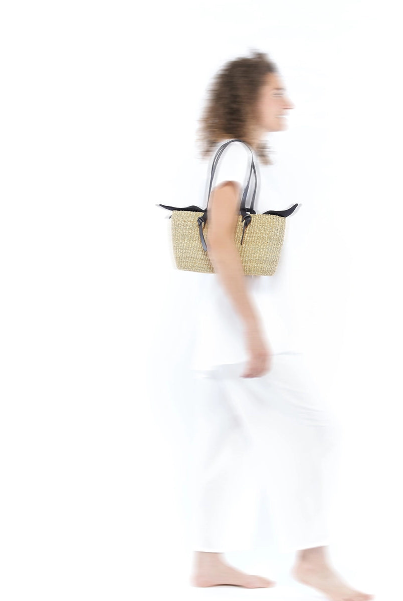 Mała, ręcznie wykonana torebka koszyk ZORRO - NATURAL x BLACK HDL x BLACK COTTON francuskiej marki Muun. Posiada trapezowy kształt, dwie mocne, skórzane rączki do wygodnego trzymania w dłoni i zawieszenia na ramieniu. Wewnątrz koszyka znajduje się wiązana, wyciągana bawełniana, czarna torebka