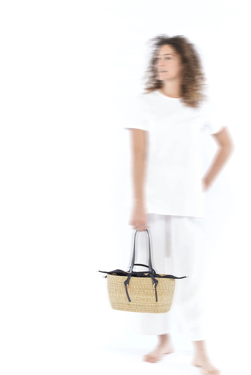 Mała, ręcznie wykonana torebka koszyk ZORRO - NATURAL x BLACK HDL x BLACK COTTON francuskiej marki Muun. Posiada trapezowy kształt, dwie mocne, skórzane rączki do wygodnego trzymania w dłoni i zawieszenia na ramieniu. Wewnątrz koszyka znajduje się wiązana, wyciągana bawełniana, czarna torebka