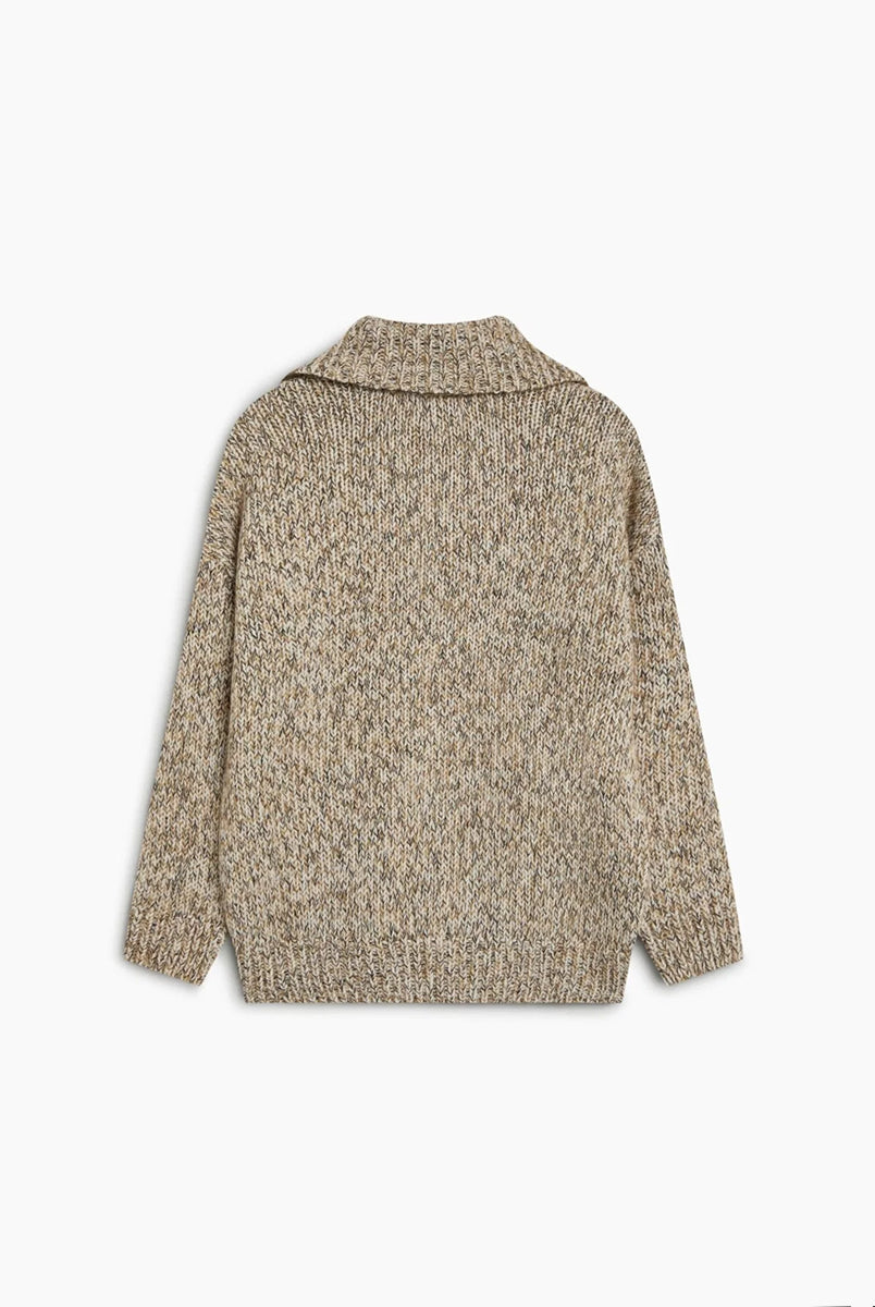 Ponadczasowy, dzianinowy sweter polo Naya Natura Wool Blend z miękkim kołnierzykiem polo zapinanym na guziki i obniżoną linią ramion. Wykonana z ciepłej mieszanki wełny, poliamidu z recyklingu i alpaki. Możesz go zestawić z eleganckimi spodniami, tworząc wyrafinowany codzienny look lub połączyć z jeansami i botkami, uzyskując swobodny, weekendowy zestaw.
-Kołnierzyk polo
-Obniżona linia ramion
-Mieszanka z wełną i alpaką