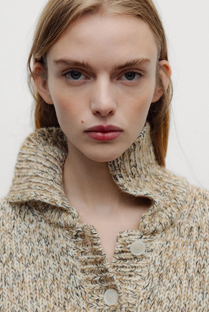 Ponadczasowy, dzianinowy sweter polo Naya Natura Wool Blend z miękkim kołnierzykiem polo zapinanym na guziki i obniżoną linią ramion. Wykonana z ciepłej mieszanki wełny, poliamidu z recyklingu i alpaki. Możesz go zestawić z eleganckimi spodniami, tworząc wyrafinowany codzienny look lub połączyć z jeansami i botkami, uzyskując swobodny, weekendowy zestaw.
-Kołnierzyk polo
-Obniżona linia ramion
-Mieszanka z wełną i alpaką