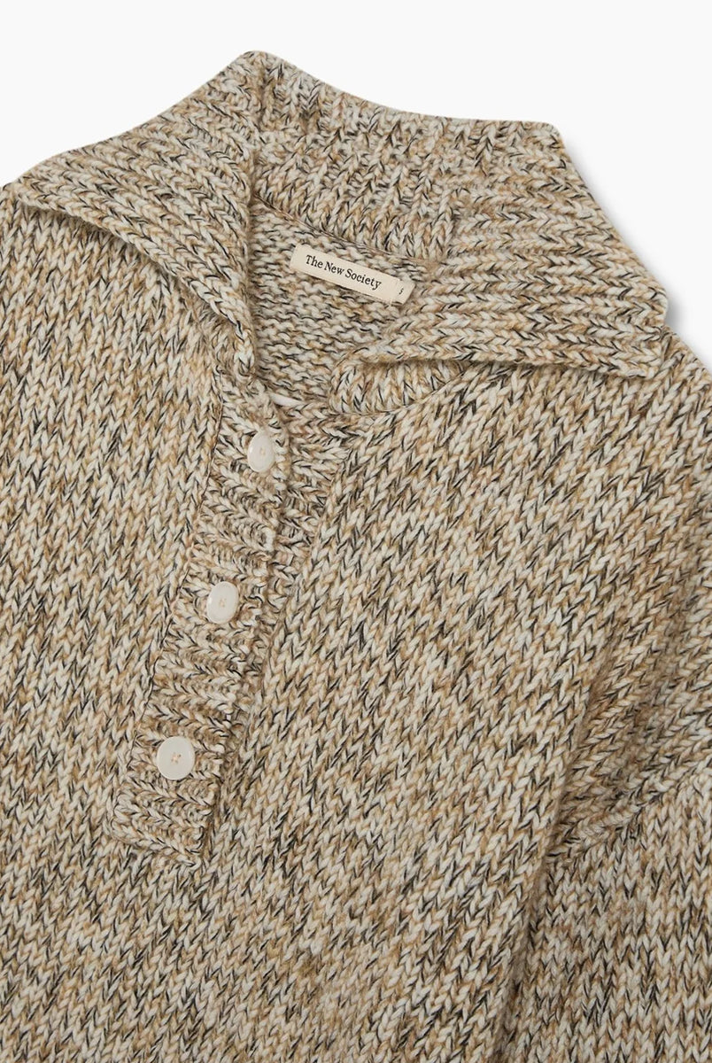 Ponadczasowy, dzianinowy sweter polo Naya Natura Wool Blend z miękkim kołnierzykiem polo zapinanym na guziki i obniżoną linią ramion. Wykonana z ciepłej mieszanki wełny, poliamidu z recyklingu i alpaki. Możesz go zestawić z eleganckimi spodniami, tworząc wyrafinowany codzienny look lub połączyć z jeansami i botkami, uzyskując swobodny, weekendowy zestaw.
-Kołnierzyk polo
-Obniżona linia ramion
-Mieszanka z wełną i alpaką
