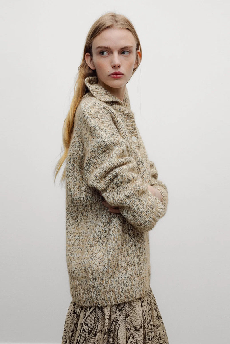 Ponadczasowy, dzianinowy sweter polo Naya Natura Wool Blend z miękkim kołnierzykiem polo zapinanym na guziki i obniżoną linią ramion. Wykonana z ciepłej mieszanki wełny, poliamidu z recyklingu i alpaki. Możesz go zestawić z eleganckimi spodniami, tworząc wyrafinowany codzienny look lub połączyć z jeansami i botkami, uzyskując swobodny, weekendowy zestaw.
-Kołnierzyk polo
-Obniżona linia ramion
-Mieszanka z wełną i alpaką