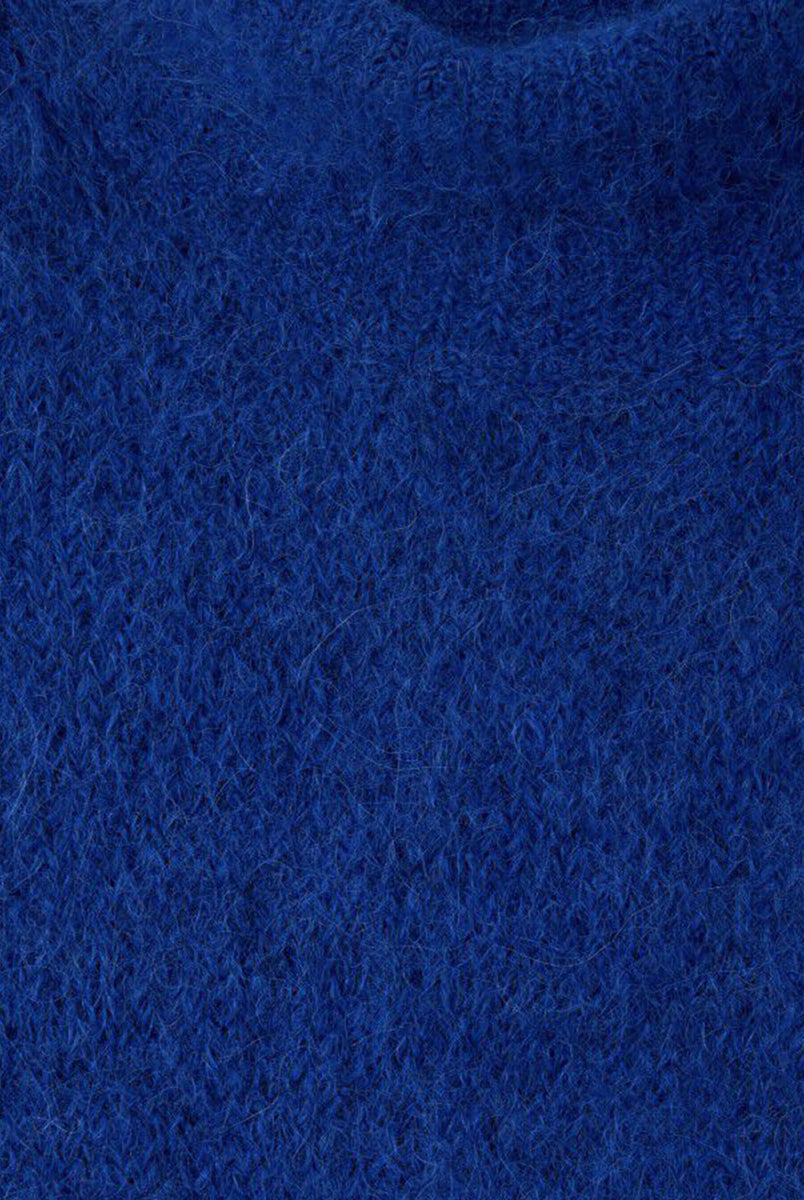 Gruby, luźny sweter Niby Blue Marl marki American Vintage z długim rękawem i golfem. Zakończony ściągaczami. Wykonany z ultraciepłej, miękkiej dzianiny z alpaką. Noś go z jeansami lub spódnicą, aby uzyskać swobodny look. 