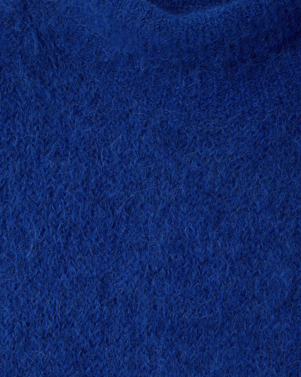 Gruby, luźny sweter Niby Blue Marl marki American Vintage z długim rękawem i golfem. Zakończony ściągaczami. Wykonany z ultraciepłej, miękkiej dzianiny z alpaką. Noś go z jeansami lub spódnicą, aby uzyskać swobodny look. 
