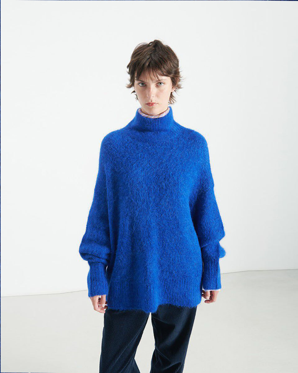 Gruby, luźny sweter Niby Blue Marl marki American Vintage z długim rękawem i golfem. Zakończony ściągaczami. Wykonany z ultraciepłej, miękkiej dzianiny z alpaką. Noś go z jeansami lub spódnicą, aby uzyskać swobodny look. 