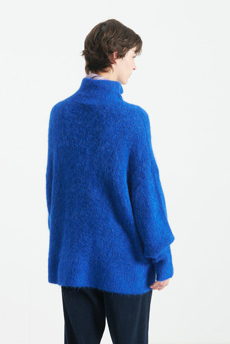 Gruby, luźny sweter Niby Blue Marl marki American Vintage z długim rękawem i golfem. Zakończony ściągaczami. Wykonany z ultraciepłej, miękkiej dzianiny z alpaką. Noś go z jeansami lub spódnicą, aby uzyskać swobodny look. 