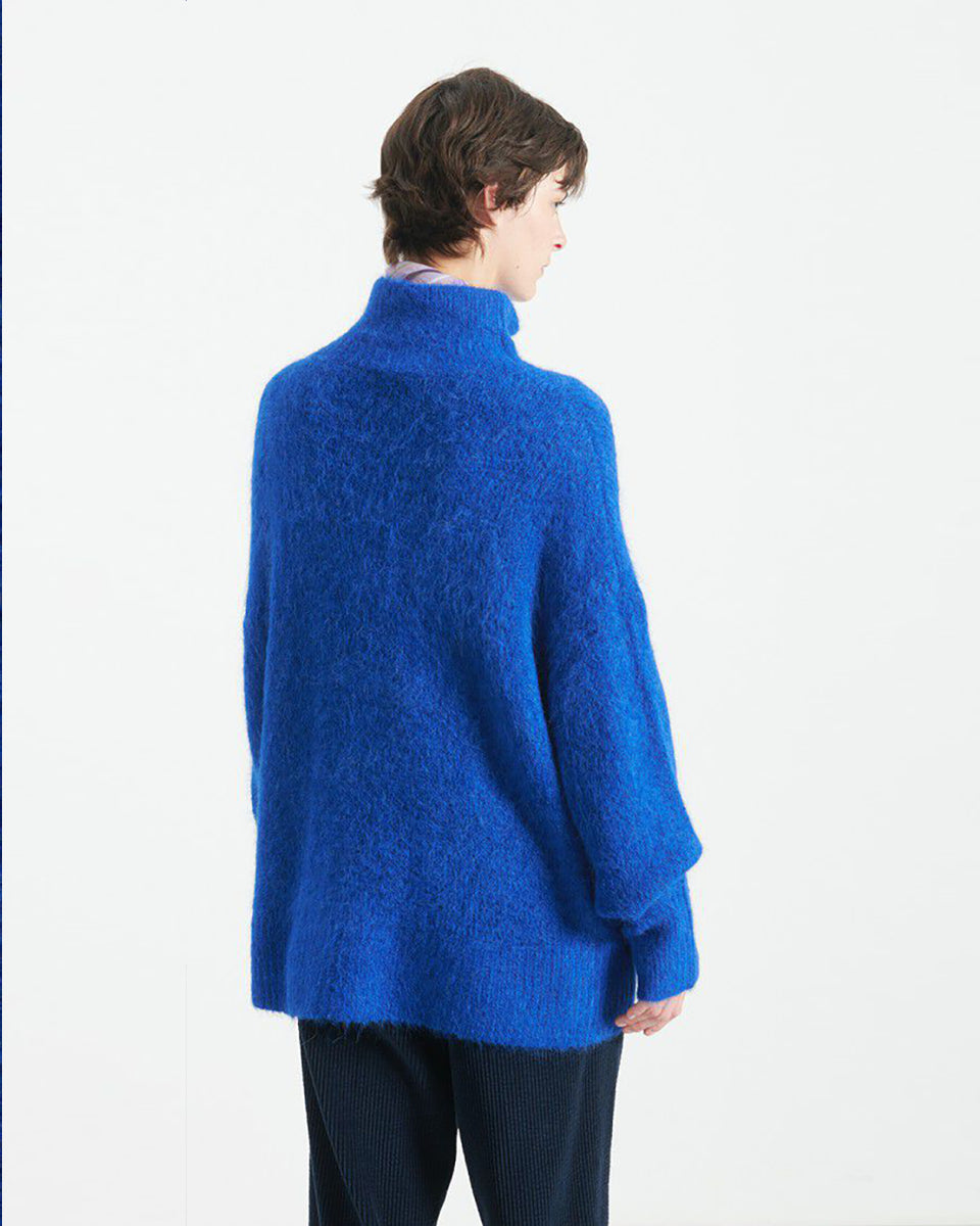 Gruby, luźny sweter Niby Blue Marl marki American Vintage z długim rękawem i golfem. Zakończony ściągaczami. Wykonany z ultraciepłej, miękkiej dzianiny z alpaką. Noś go z jeansami lub spódnicą, aby uzyskać swobodny look. 
