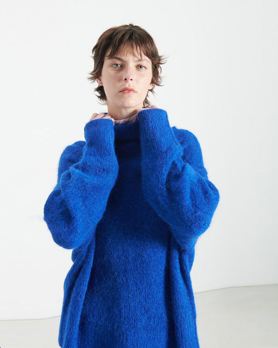 Gruby, luźny sweter Niby Blue Marl marki American Vintage z długim rękawem i golfem. Zakończony ściągaczami. Wykonany z ultraciepłej, miękkiej dzianiny z alpaką. Noś go z jeansami lub spódnicą, aby uzyskać swobodny look. 