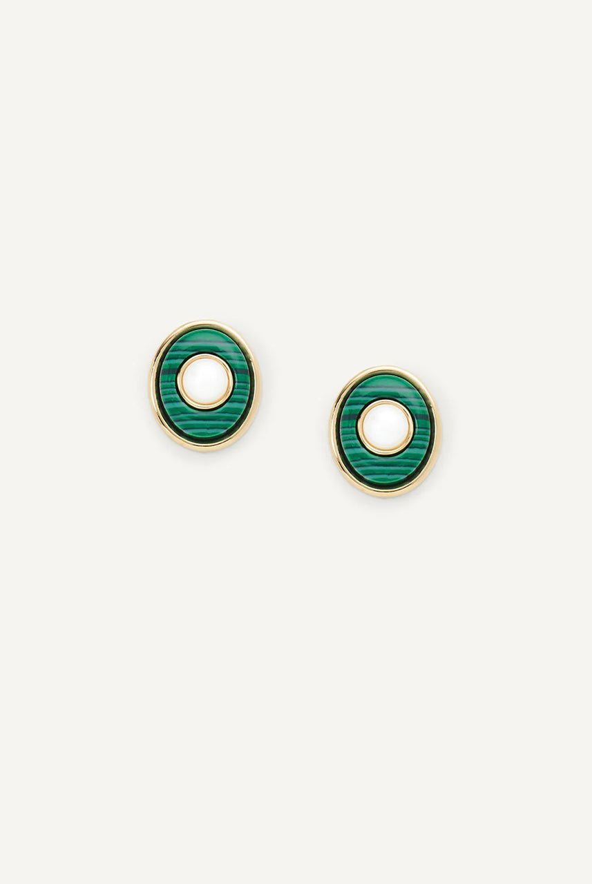 Owalne kolczyki Noor Studs marki Olive&Piper w złotej oprawie, z geometrycznym wzorem z zielonym malachitem i masą perłową. Zapinane na sztyft.
Hipoalergiczne. Bez niklu.
Kolczyki nie podlegają zwrotowi ani wymianie ze względów higienicznych.