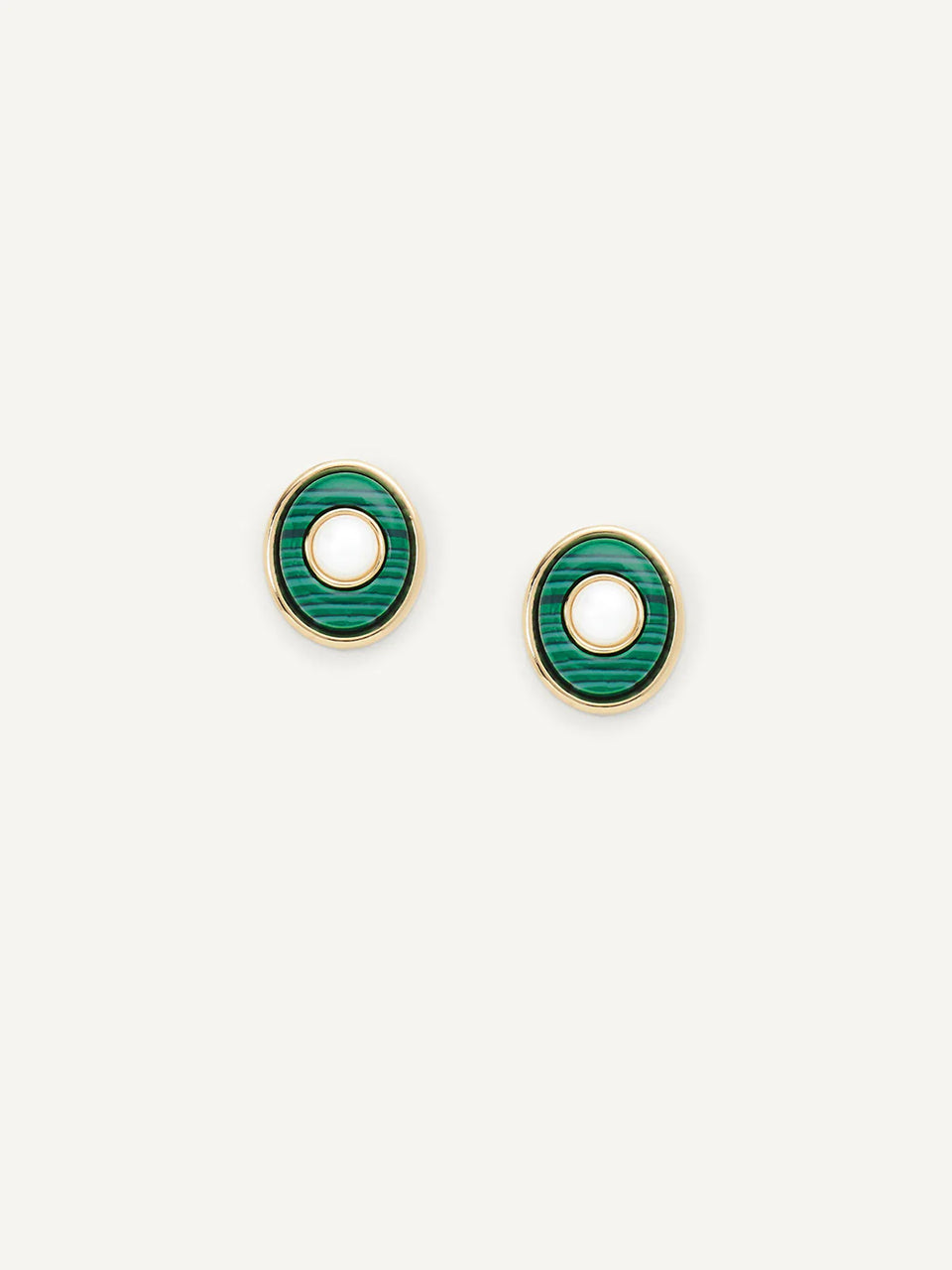 Owalne kolczyki Noor Studs marki Olive&Piper w złotej oprawie, z geometrycznym wzorem z zielonym malachitem i masą perłową. Zapinane na sztyft.
Hipoalergiczne. Bez niklu.
Kolczyki nie podlegają zwrotowi ani wymianie ze względów higienicznych.