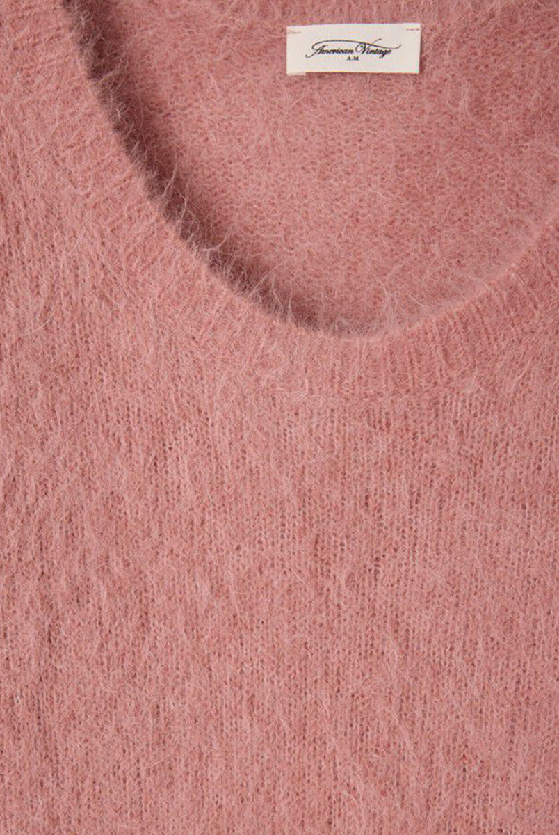 Lekki, miękki sweter Nuny Make Up marki American Vintage z długim rękawem i dekoltem w kształcie litery U. Sweter ma luźny krój. Wykonany z dzianiny z alpaką. Noś go samodzielnie lub na dopasowany top do jeansów lub spódnicy. 