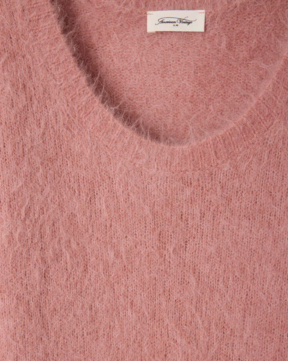 Lekki, miękki sweter Nuny Make Up marki American Vintage z długim rękawem i dekoltem w kształcie litery U. Sweter ma luźny krój. Wykonany z dzianiny z alpaką. Noś go samodzielnie lub na dopasowany top do jeansów lub spódnicy. 