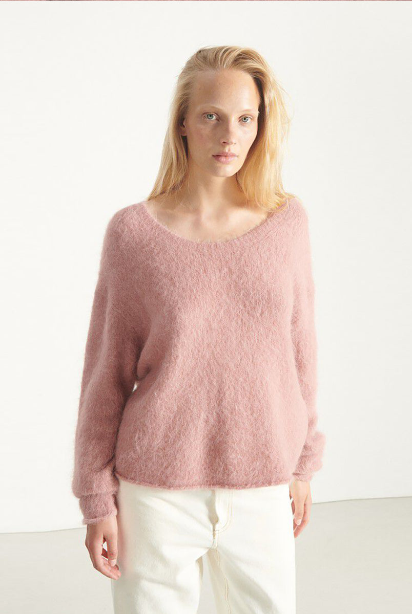 Lekki, miękki sweter Nuny Make Up marki American Vintage z długim rękawem i dekoltem w kształcie litery U. Sweter ma luźny krój. Wykonany z dzianiny z alpaką. Noś go samodzielnie lub na dopasowany top do jeansów lub spódnicy. 