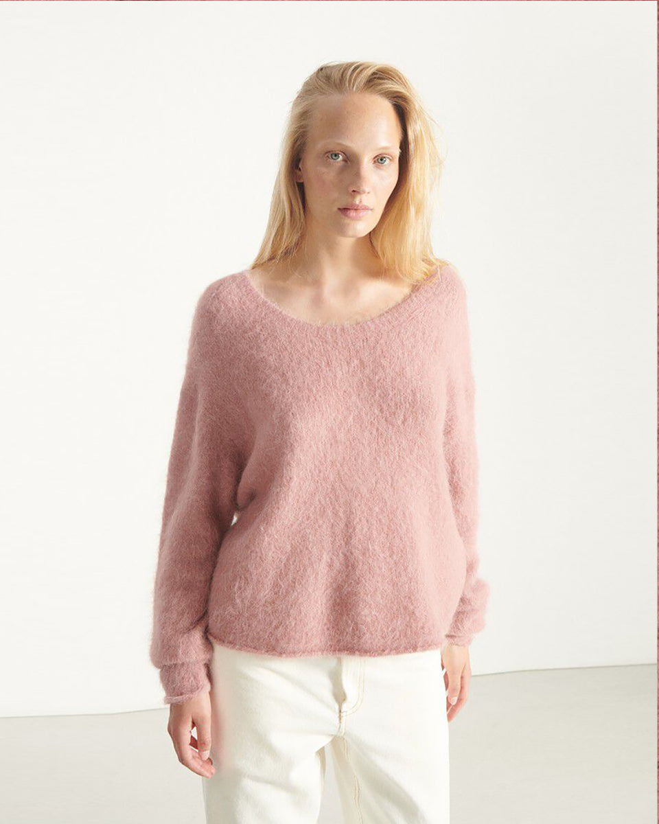 Lekki, miękki sweter Nuny Make Up marki American Vintage z długim rękawem i dekoltem w kształcie litery U. Sweter ma luźny krój. Wykonany z dzianiny z alpaką. Noś go samodzielnie lub na dopasowany top do jeansów lub spódnicy. 