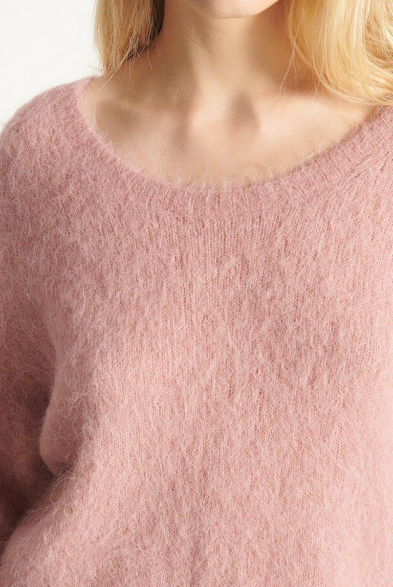 Lekki, miękki sweter Nuny Make Up marki American Vintage z długim rękawem i dekoltem w kształcie litery U. Sweter ma luźny krój. Wykonany z dzianiny z alpaką. Noś go samodzielnie lub na dopasowany top do jeansów lub spódnicy. 